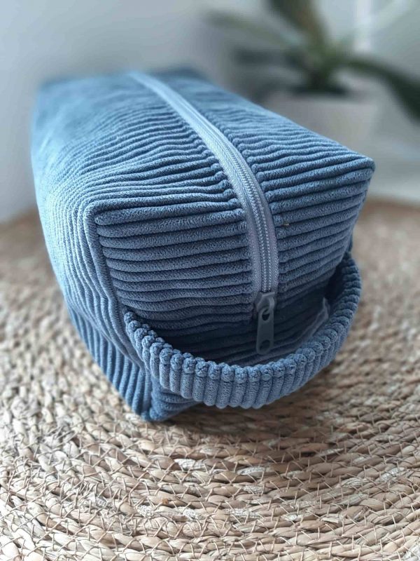 Trousse rectangulaire en velours côtelé bleu et tissu enduit intérieur