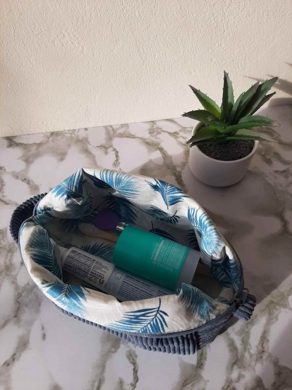 Trousse rectangulaire en velours côtelé bleu et tissu enduit intérieur (vue ouverte)