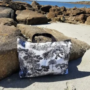 Tote bag Balade Sauvage en toile de coton, motif jungle noir et blanc, anses en coton, fermeture par bouton magnétique et poche plaquée intérieure.