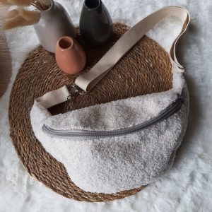 Sac banane en tissu bouclette blanc cassé.