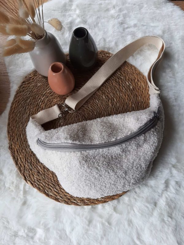 Sac banane en tissu bouclette blanc cassé.