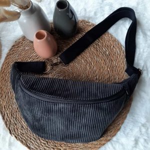 Sac banane en velours côtelé noir.