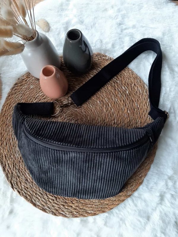 Sac banane en velours côtelé noir.
