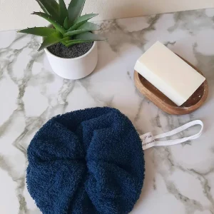 Fleur de douche en tissu éponge bleu canard.