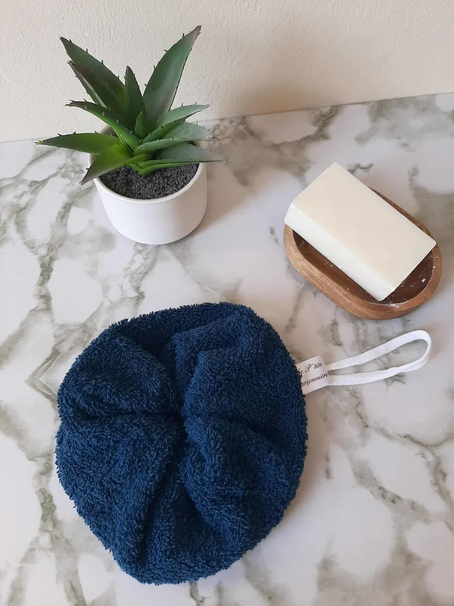 Fleur de douche en tissu éponge bleu canard.