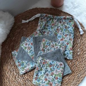 Pochon en tissu vert fleuri avec cordon de serrage, contenant 7 lingettes lavables.