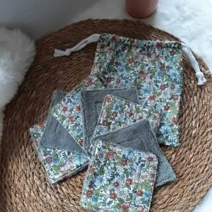 Pochon en tissu vert fleuri avec cordon de serrage, contenant 7 lingettes lavables.