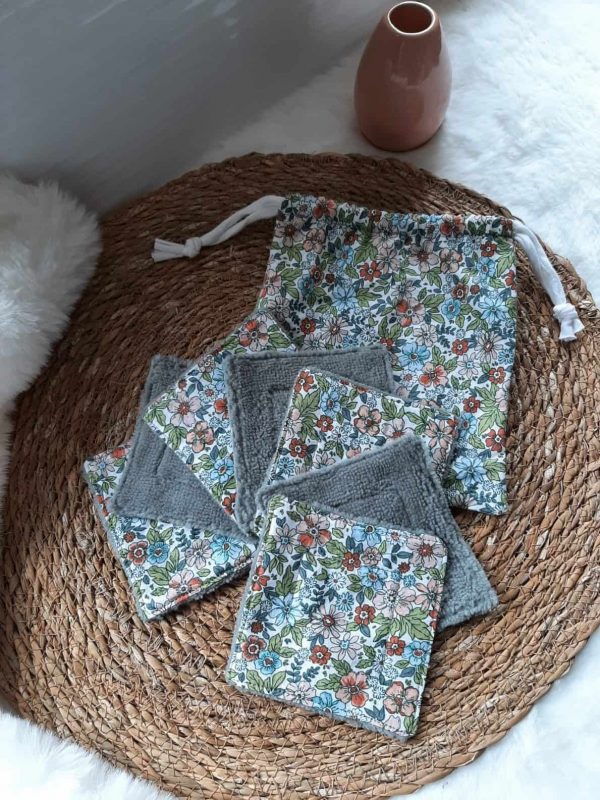 Pochon en tissu vert fleuri avec cordon de serrage, contenant 7 lingettes lavables.