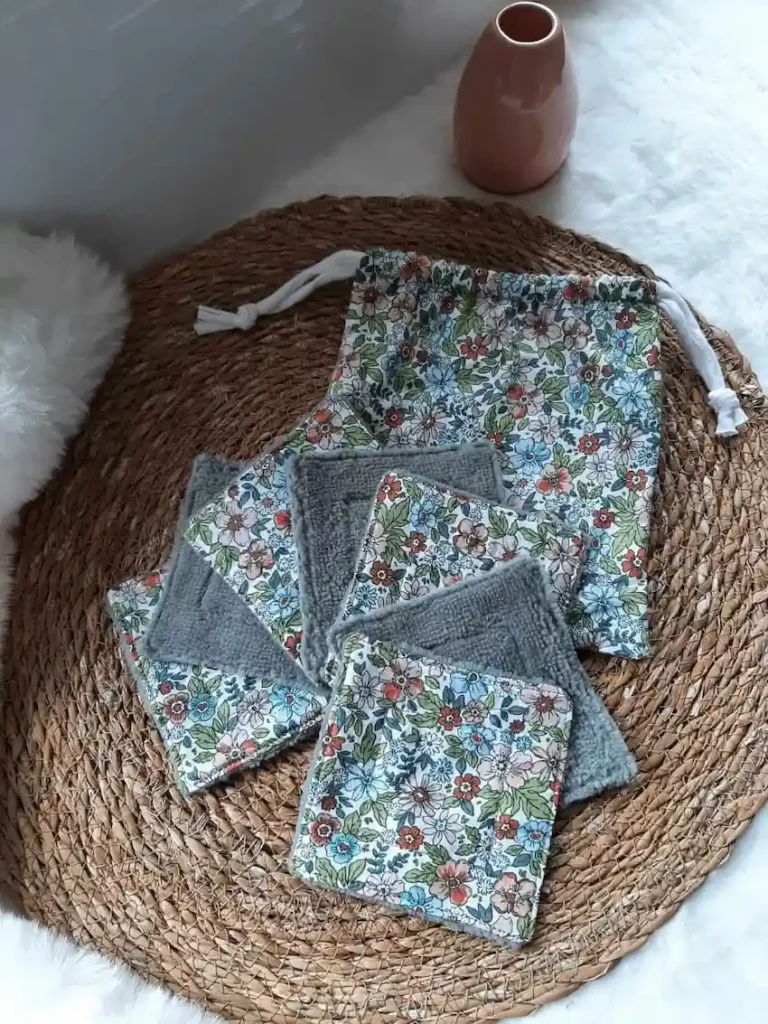 Pochon en tissu vert fleuri avec cordon de serrage, contenant 7 lingettes lavables.