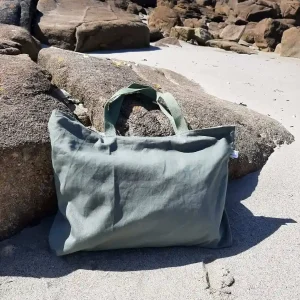 Tote bag Sauge en toile de coton unie vert kaki, avec anses en coton, fermeture par bouton magnétique et poche plaquée intérieure.