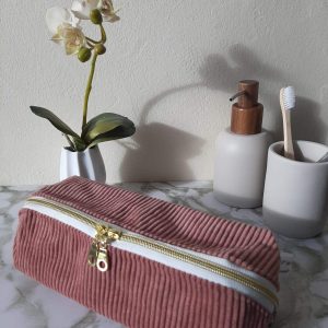 Trousse zippée en velours côtelé vieux rose et tissu enduit.
