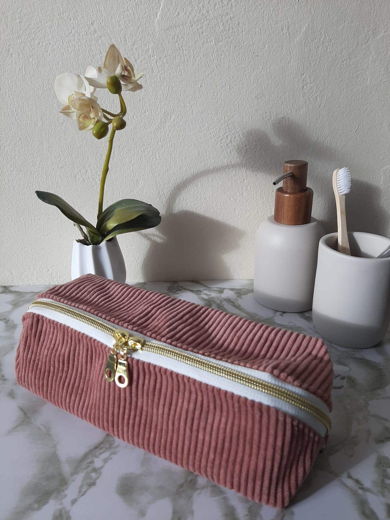 Trousse zippée en velours côtelé vieux rose et tissu enduit.