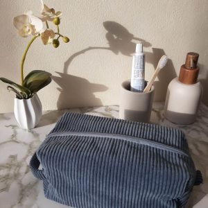 Trousse rectangulaire en velours côtelé bleu et tissu enduit intérieur