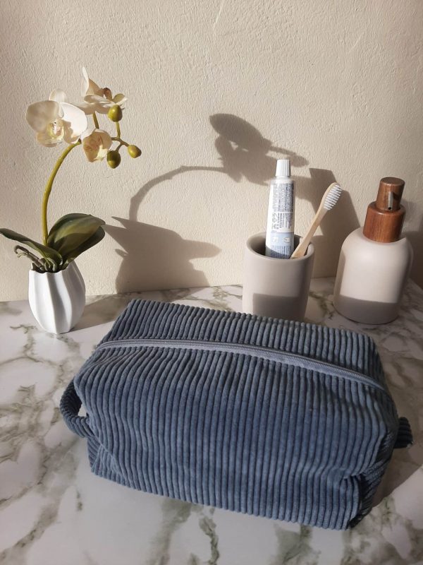 Trousse rectangulaire en velours côtelé bleu et tissu enduit intérieur