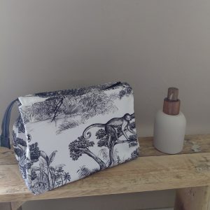 Trousse de toilette femme toile sauvage assortie au sac week-end Toscane, en coton et coton enduit, fabriquée en petite série en Bretagne – La P’tite Garçonnière