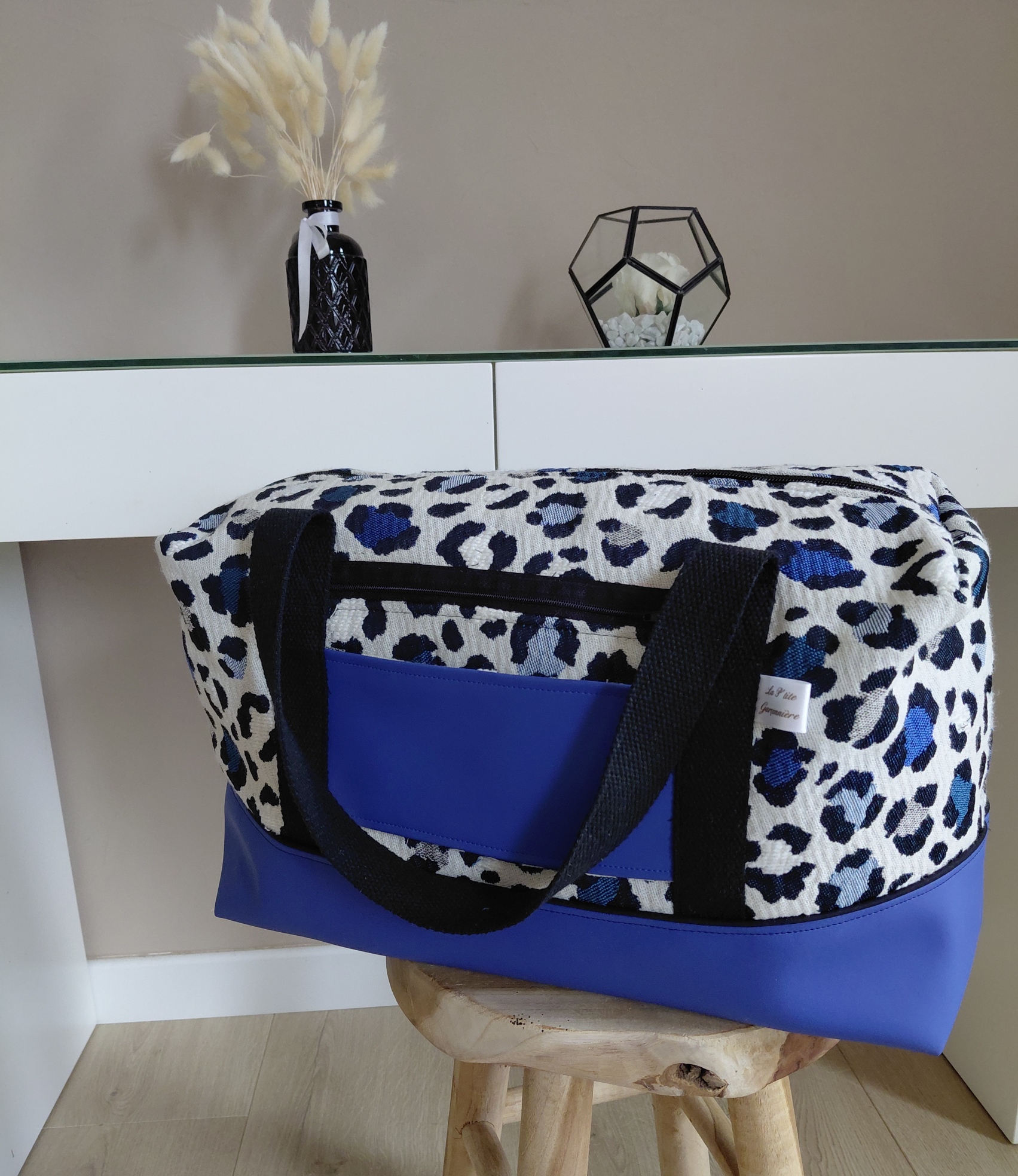 Sac week-end femme Toscane bleu fauve en jacquard léopard et simili cuir bleu, face arrière, fabriqué en petite série en Bretagne – La P’tite Garçonnière