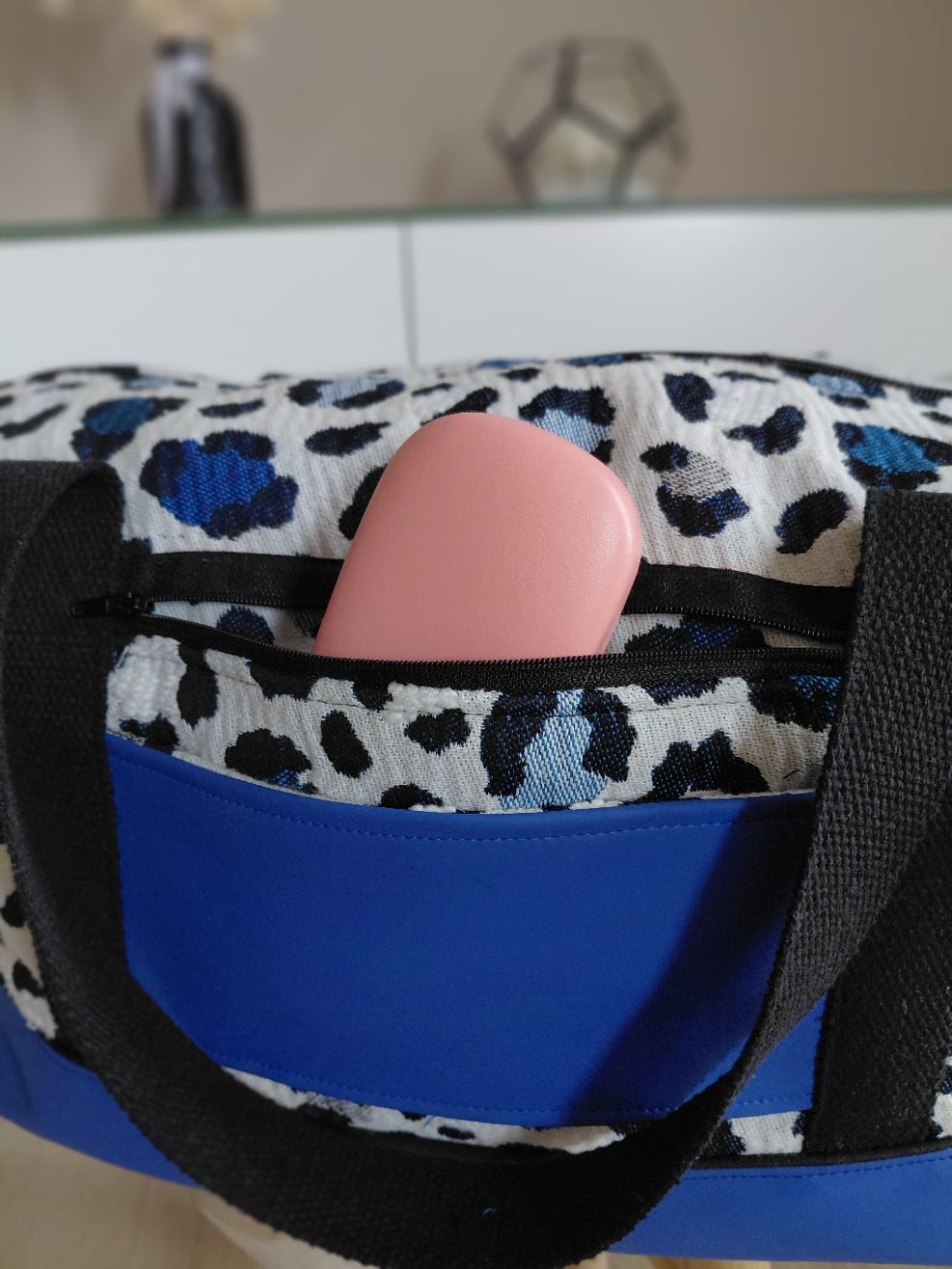 Sac week-end femme Toscane bleu fauve en jacquard léopard et simili cuir bleu, zoom poche zippée et passe-trolley, fabriqué en petite série en Bretagne – La P’tite Garçonnière