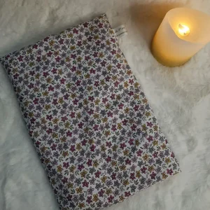 Bouillotte sèche aux grains de riz en coton motif léopard posée sur un plaid doux avec une bougie allumée – La P’tite Garçonnière