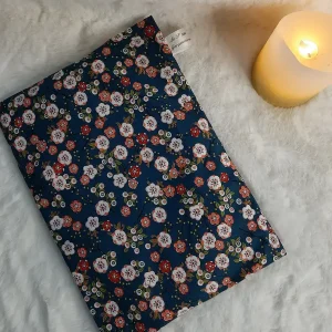 Bouillotte sèche aux grains de riz en coton motif léopard posée sur un plaid doux avec une bougie allumée – La P’tite Garçonnière