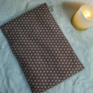 Bouillotte sèche aux grains de riz en coton motif léopard posée sur un plaid doux avec une bougie allumée – La P’tite Garçonnière