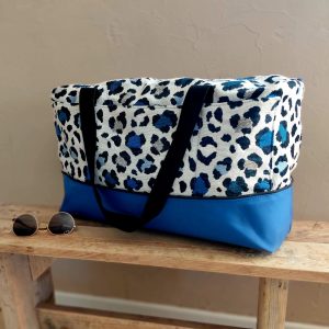 Sac week-end femme Toscane bleu fauve en jacquard léopard et simili cuir bleu, fabriqué en petite série en Bretagne – La P’tite Garçonnière