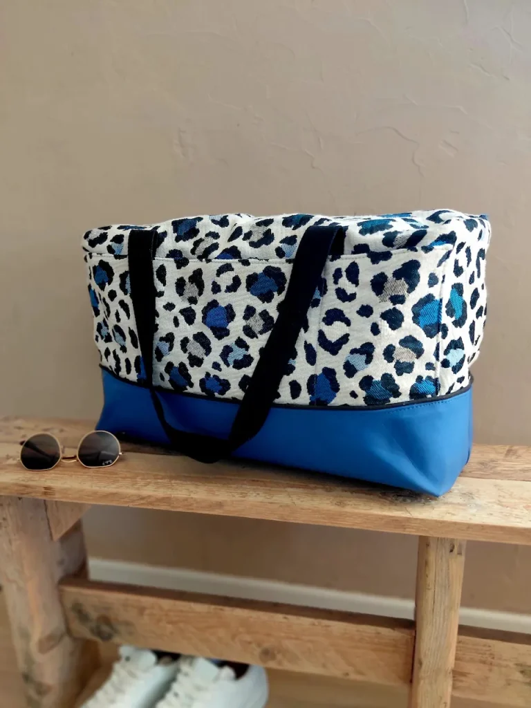 Sac week-end femme Toscane bleu fauve en jacquard léopard et simili cuir bleu, fabriqué en petite série en Bretagne – La P’tite Garçonnière