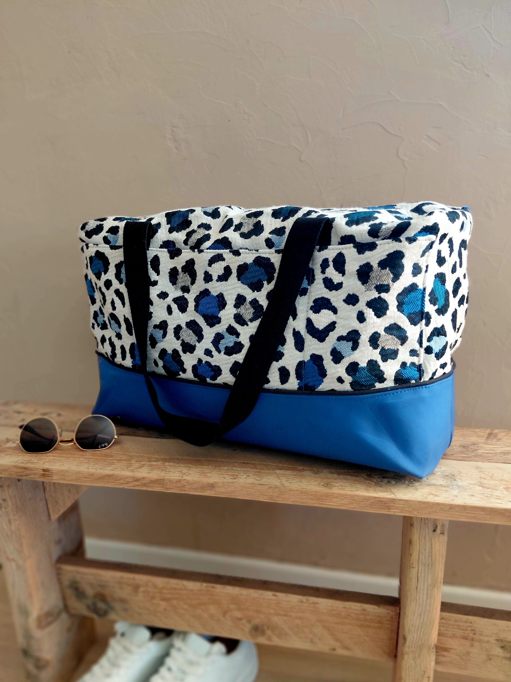 Sac week-end femme Toscane bleu fauve en jacquard léopard et simili cuir bleu, fabriqué en petite série en Bretagne – La P’tite Garçonnière