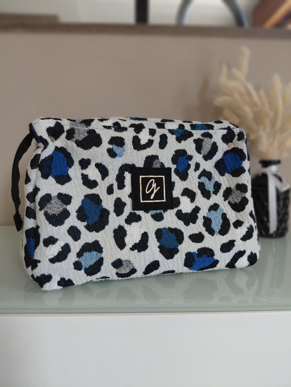 Trousse de toilette femme bleu fauve assortie au sac week-end Toscane, en jacquard et coton enduit, fabriquée en petite série en Bretagne – La P’tite Garçonnière