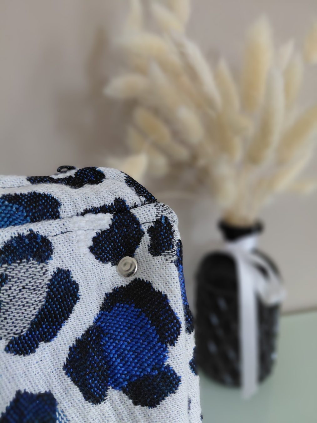 Trousse de toilette femme bleu fauve assortie au sac week-end Toscane, en jacquard et coton enduit, zoom rivet, fabriquée en petite série en Bretagne – La P’tite Garçonnière