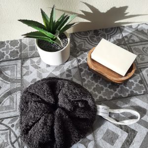 Fleur de douche en éponge coloris anthracite.
