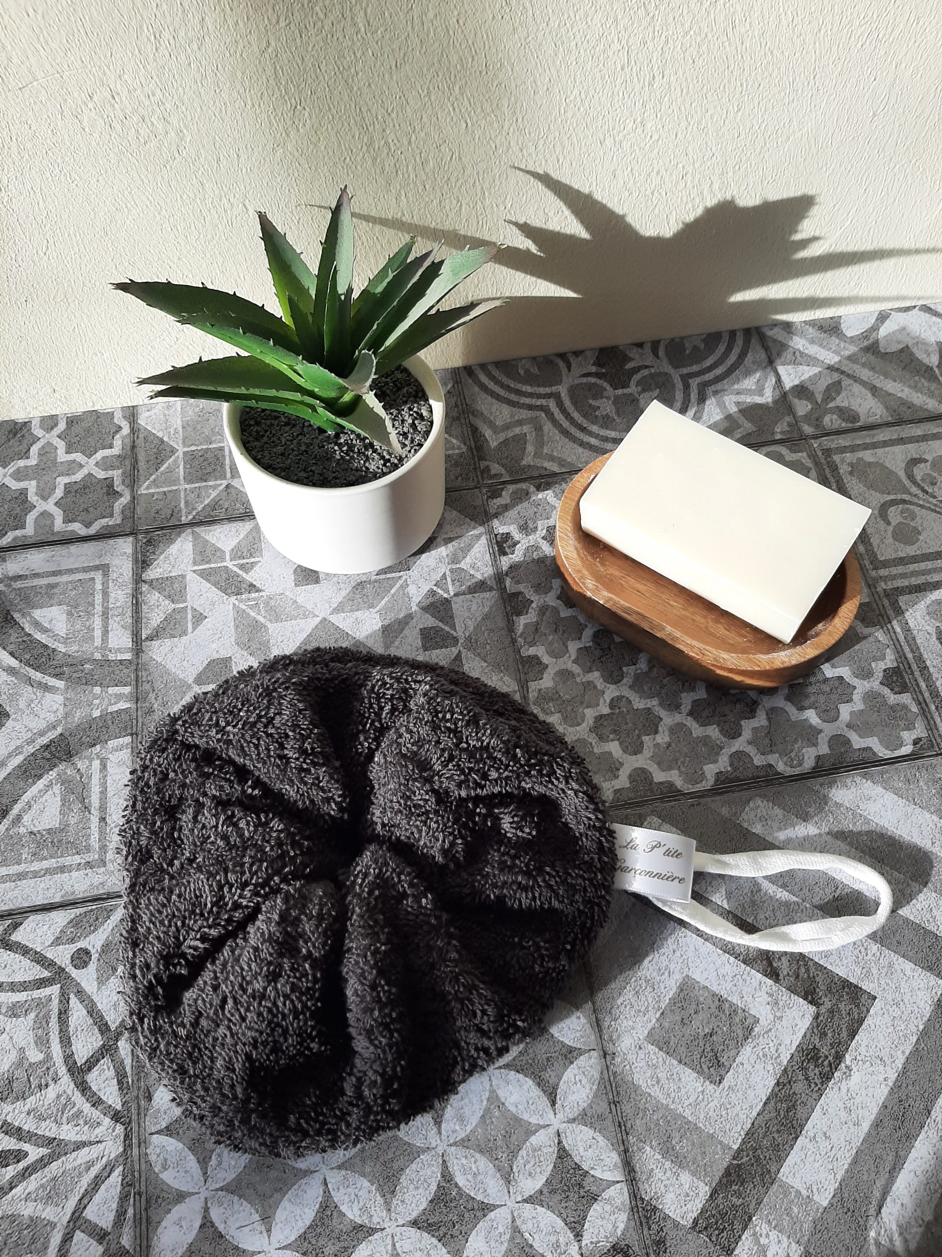 Fleur de douche en éponge coloris anthracite.